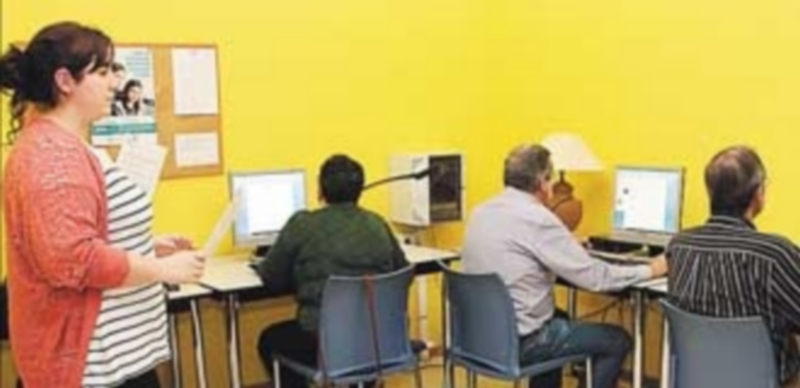 El programa ‘Gente 3.0’, informática para todos 1 Noemí Martín impartiendo clase a uno de los grupos de informática. / C.N.