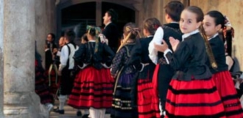 Danzantes antes de actuar en el Festival Nacional de agosto de 2015. / C.N.