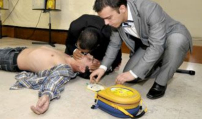 Un momento de la demostración que se hizo ayer del funcionamiento de un desfibrilador. / Alberto Benavente