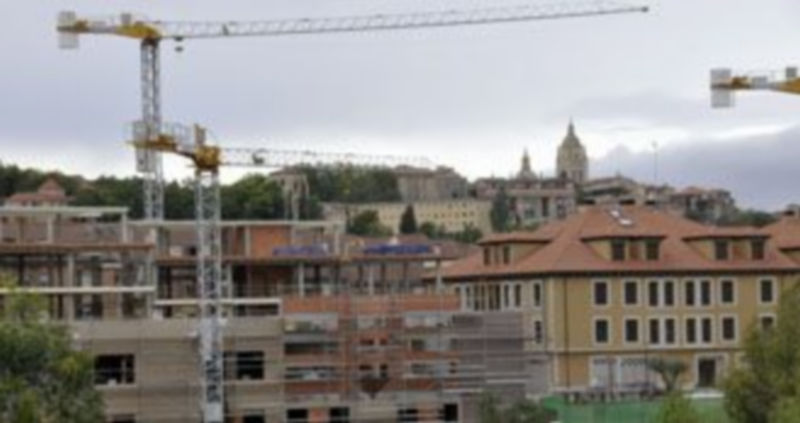 Imagen reciente de bloques de viviendas en construcción en la capital segoviana. / Juan Martín