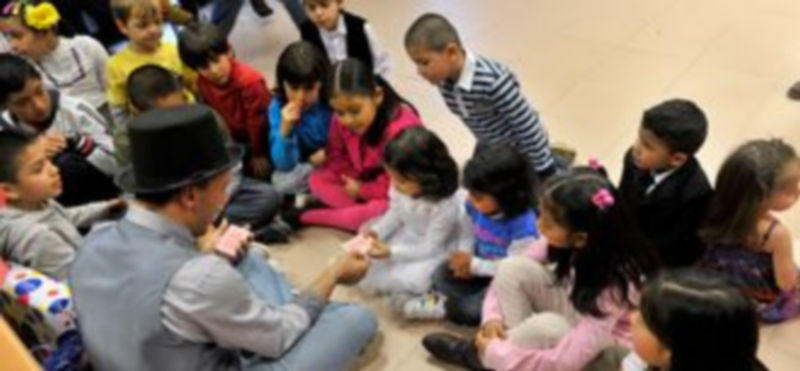 El mago Noel Vela entretuvo a los más pequeños con trucos de magia con cartas./Kamarero