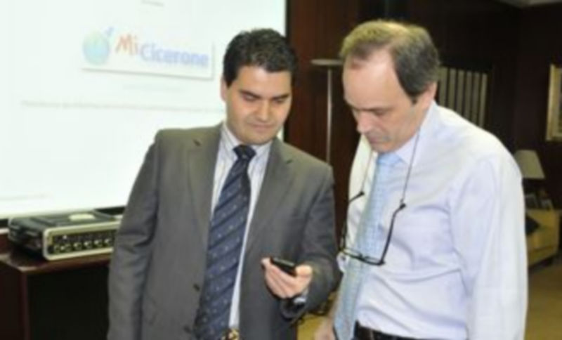 David Pérez y Carlos Besteiro observan en un móvil las características de la aplicación. / Juan Martín