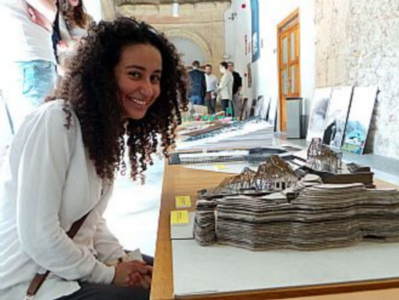 Una visitante observa uno de los proyectos de la exposición. / El Adelantado