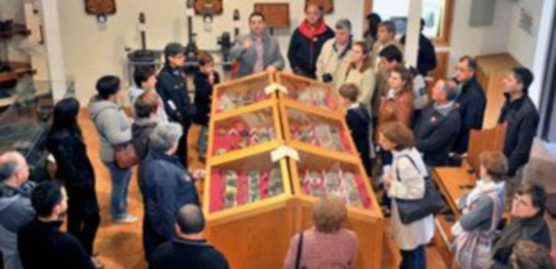 Andrés Díez Herrero explicaba en la Sala de Ciencia y Tecnología la colección de minerales