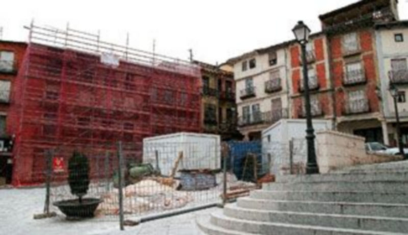 Andamiajes instalados en el edificio de la Plaza Mayor sobre el que se actúa en estos momentos. / GABRIEL GÓMEZ
