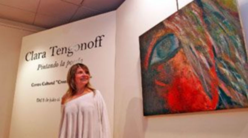 Clara Tengonoff junto a algunas de las obras que pueden verse en la Sala Cronista Herrera./GABRIEL GÓMEZ