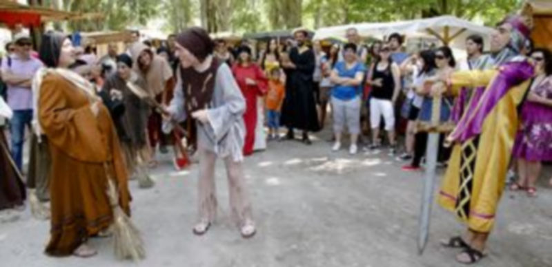 El colectivo 15M local llevó a cabo una  performance reivindicativa que contó con la aceptación del público