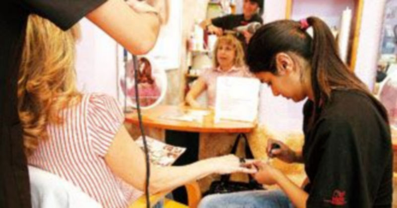 Peluquería Luna es uno de los establecimientos que colabora con estos programas en la villa./GABRIEL GÓMEZ