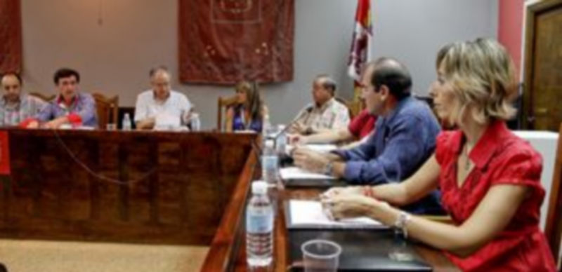 Los ediles durante el desarrollo del pleno ordinario en el salón de actos del Ayuntamiento. /Gabriel Gómez