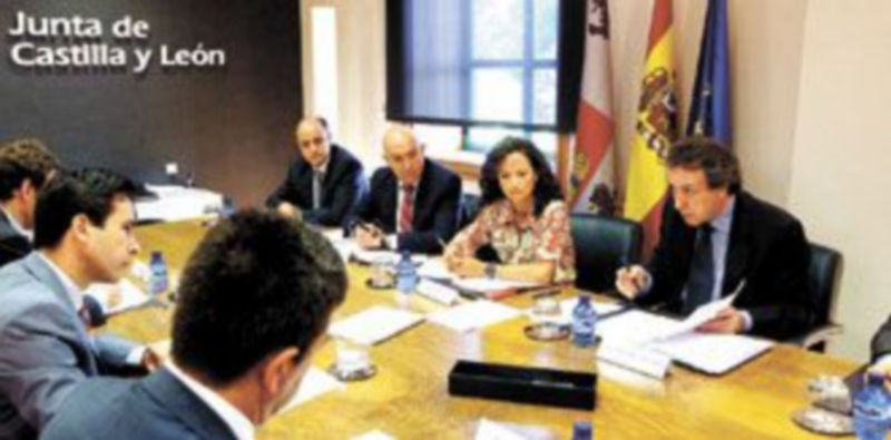 José Antonio de Santiago-Juárez preside la reunión del Grupo de Infraestructuras dentro de la Comisión Bilateral Estado-Comunidad Autónoma. /ICAL