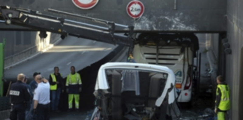 Varios efectivos se desplazaron al lugar del accidente para atender a los heridos y recoger los restos del autocar. / Efe