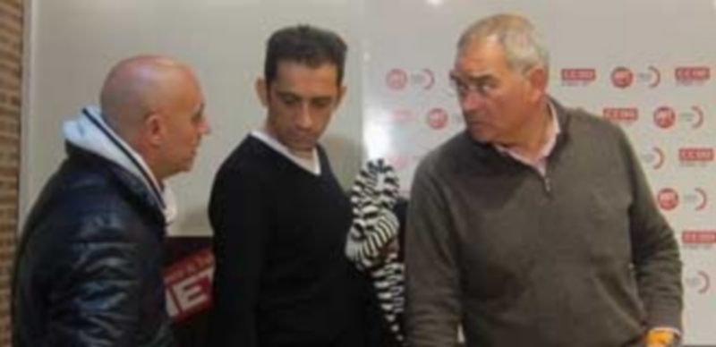 Los sindicalistas Evelio Angulo de UGT (d) y Vicente Andrés de CCOO (c) recordaron que Lauki ya amenazó con el cierre de la planta en el pasado. / Europa Press
