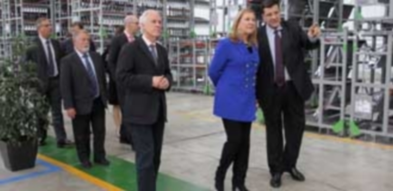 La Junta desvaloriza el precio del suelo industrial en un 42% 1 Del Olmo durante la visita que realizó a la planta de ‘Snop’