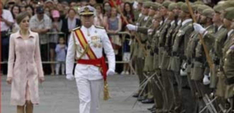 La Reina Letizia ensalza la labor diaria “intachable” de los militares 1 La reina Letizia pasa revista a las tropas durante el acto de renovación de la bandera al Regimiento de Ingenieros número 11 en la Plaza Mayor de Salamanca. / Efe