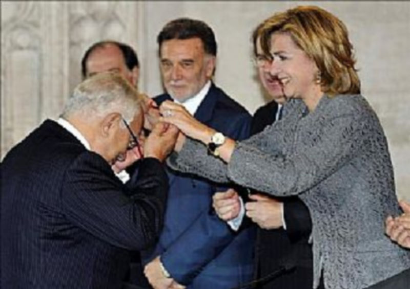 La Infanta Cristina entrega la medalla del Premio de Economía de Castilla y León a Manuel Lagares. / JUAN MARTÍN