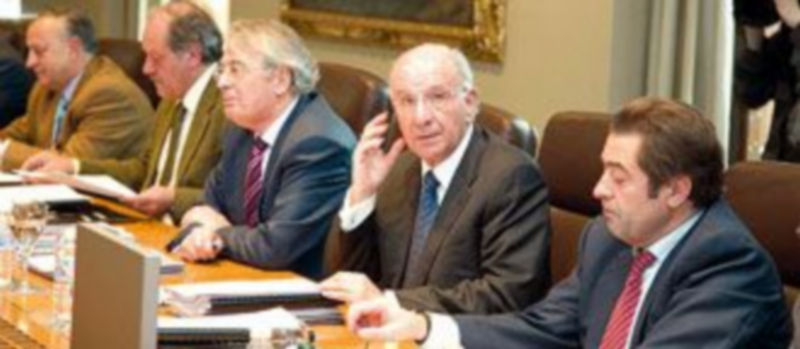 Santos Llamas preside la reunión extraordinaria del consejo en la sede de Botines. / Ical