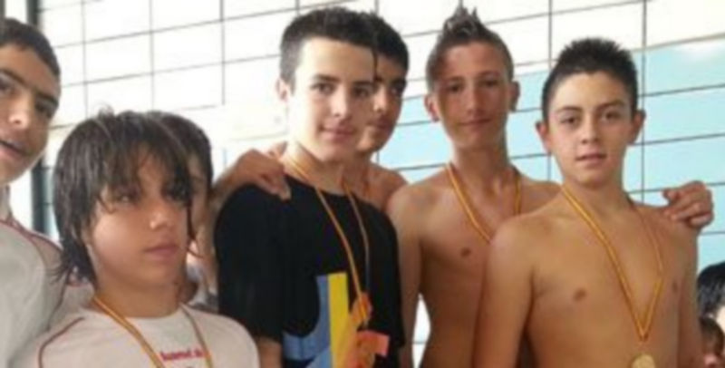 El nadador Hugo Delgado aparece tras una competición ataviado