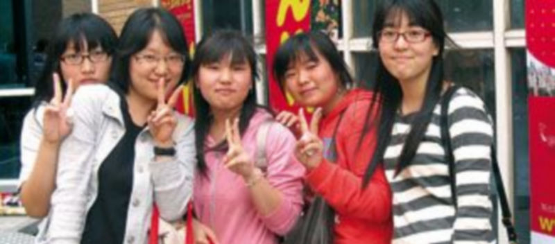 Unos estudiantes asiáticos participan en una jornada de promoción del español para extranjeros desarrollada por la Junta de Castilla y León. / Ical