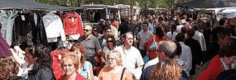 Los puestos de La Chopera son la “otra cara” de la romería de El Henar. / Gabriel Gómez