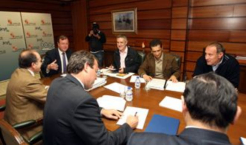 Imagen de archivo de la reunión con la patronal y los sindicatos para preparar la reunión con José Blanco. / ICAL