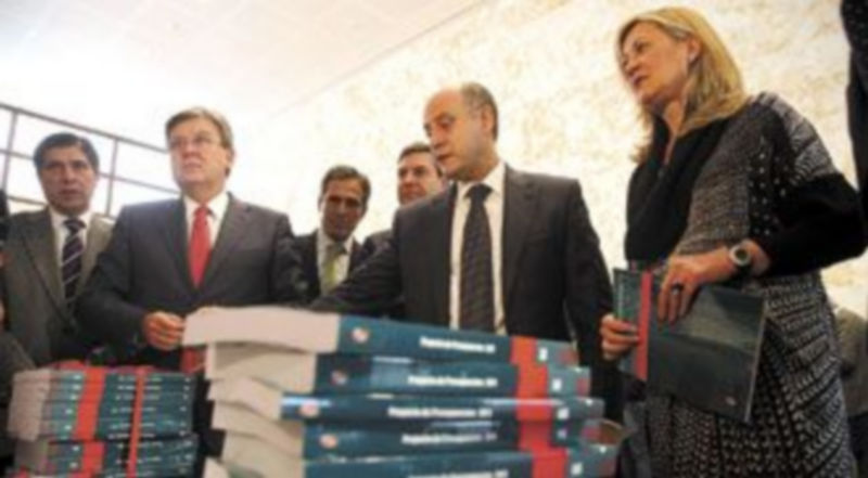 Pilar del Olmo entrega a las Cortes de Castilla y León el Proyecto de Ley de Presupuestos de la Comunidad para 2011 para su tramitación parlamentaria. / ICAL