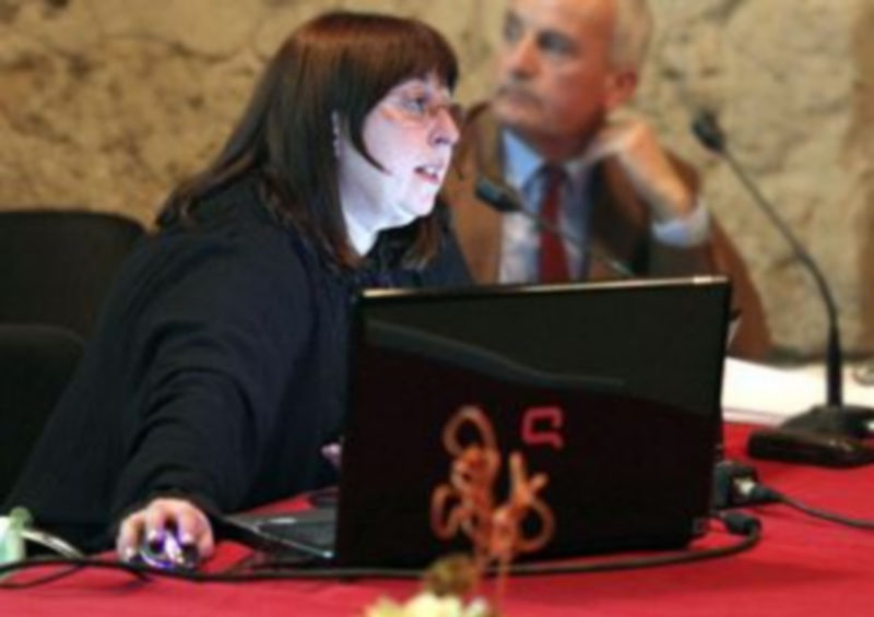 La conferencia despertó el interés de numeroso público que completó el aforo de  la sala de Pedro I./ Gabriel Gómez