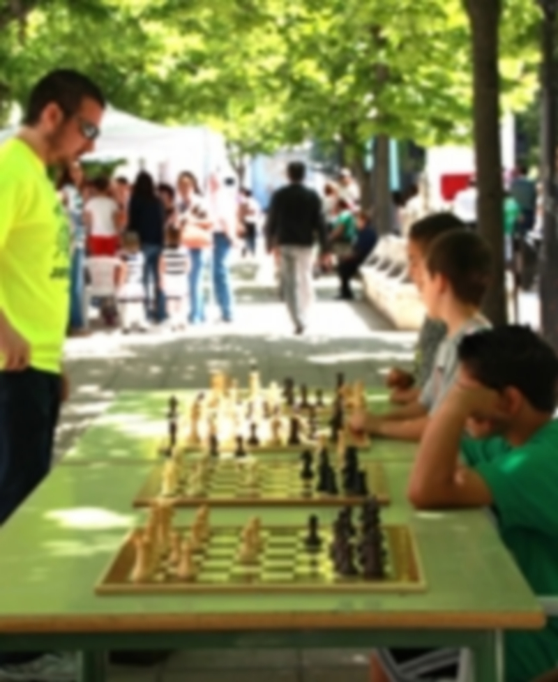 Jóvenes jugando al ajedrez en esta edición de la Feria de Juventud. / C.N.