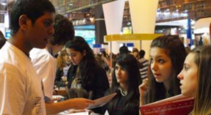 Varios alumnos de IE Universidad informan a otros preuniversitarios sobre su oferta académica. / El Adelantado