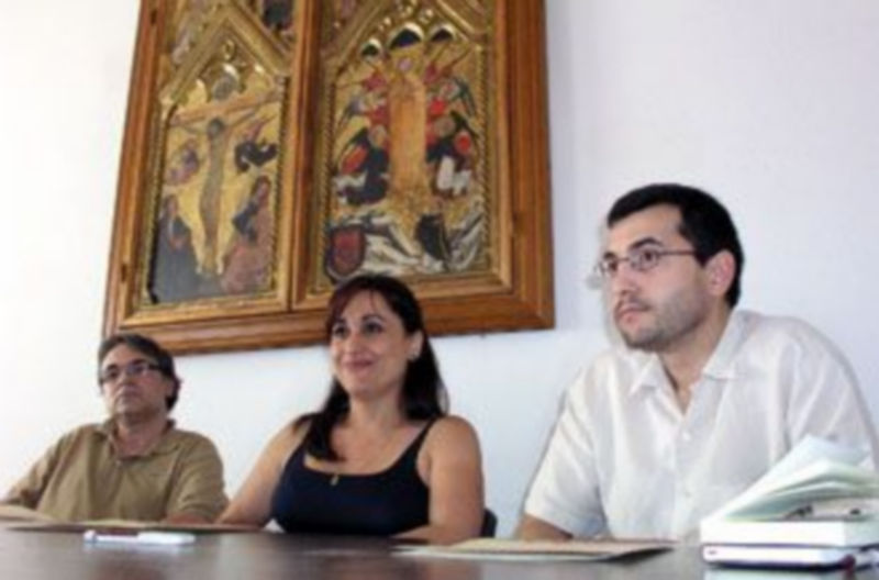 La concejala de Turismo junto al presidente de ACC (izquierda) y el de los hosteleros (derecha). / GABRIEL GÓMEZ