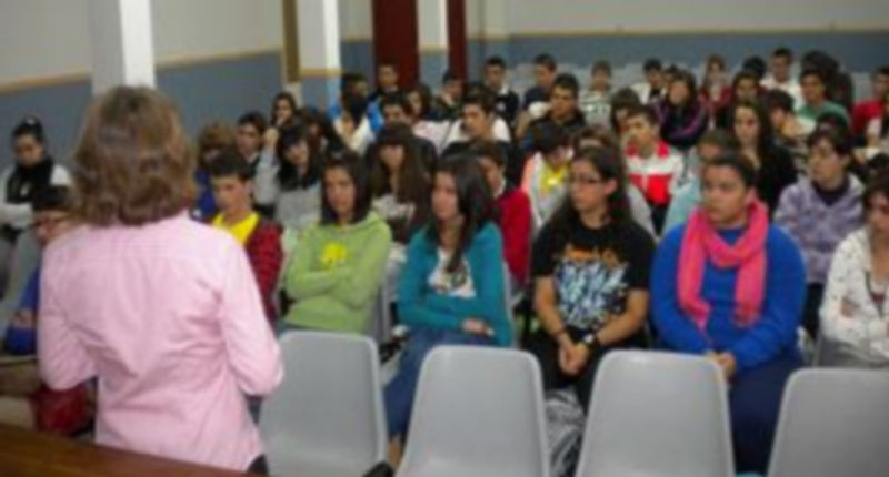 Un grupo de alumnos del IES “La Albuera” durante una de las charlas del taller celebrada recientemente. / M.G.