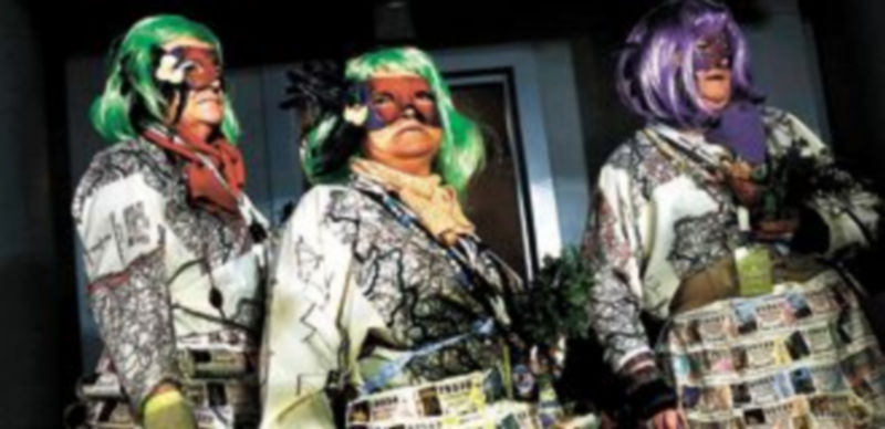 Tres mujeres llegan disfrazadas al Teatro Real para vivir en directo el Sorteo