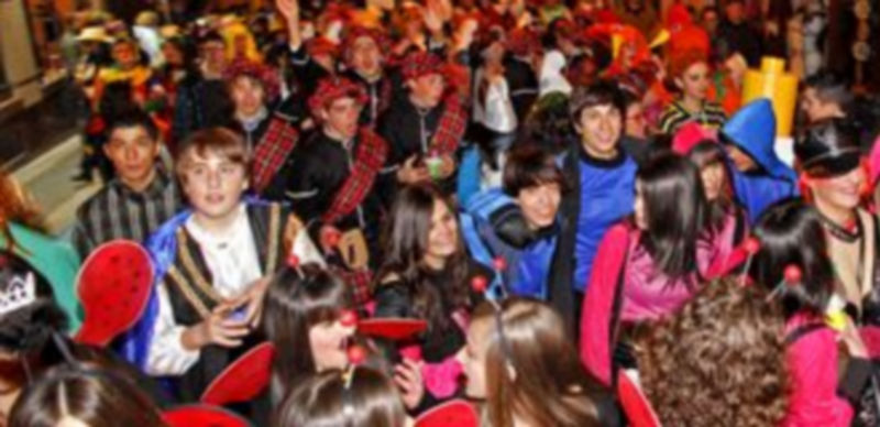 Un momento del desarrollo del desfile del pasado año en la villa. / Gabriel Gómez