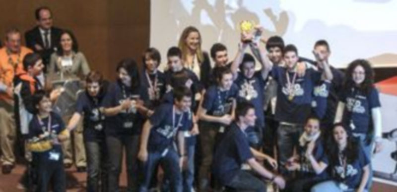 Alumnos del equipo “Robomarqués” y sus profesores tras recibir el premio en Burgos. / El Adelantado