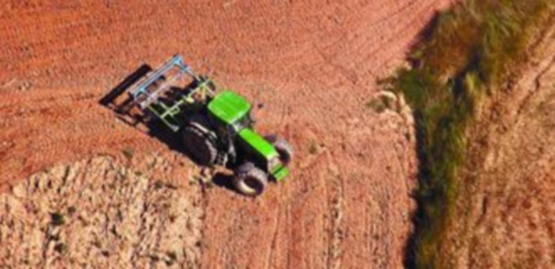 Un agricultor realiza tareas de siembra con su tractor en un campo de Castilla. / Alberto Rodrigo