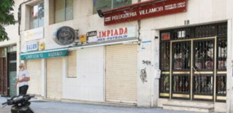 Fachada de la vivienda donde un hombre se quitó ayer la vida. / J