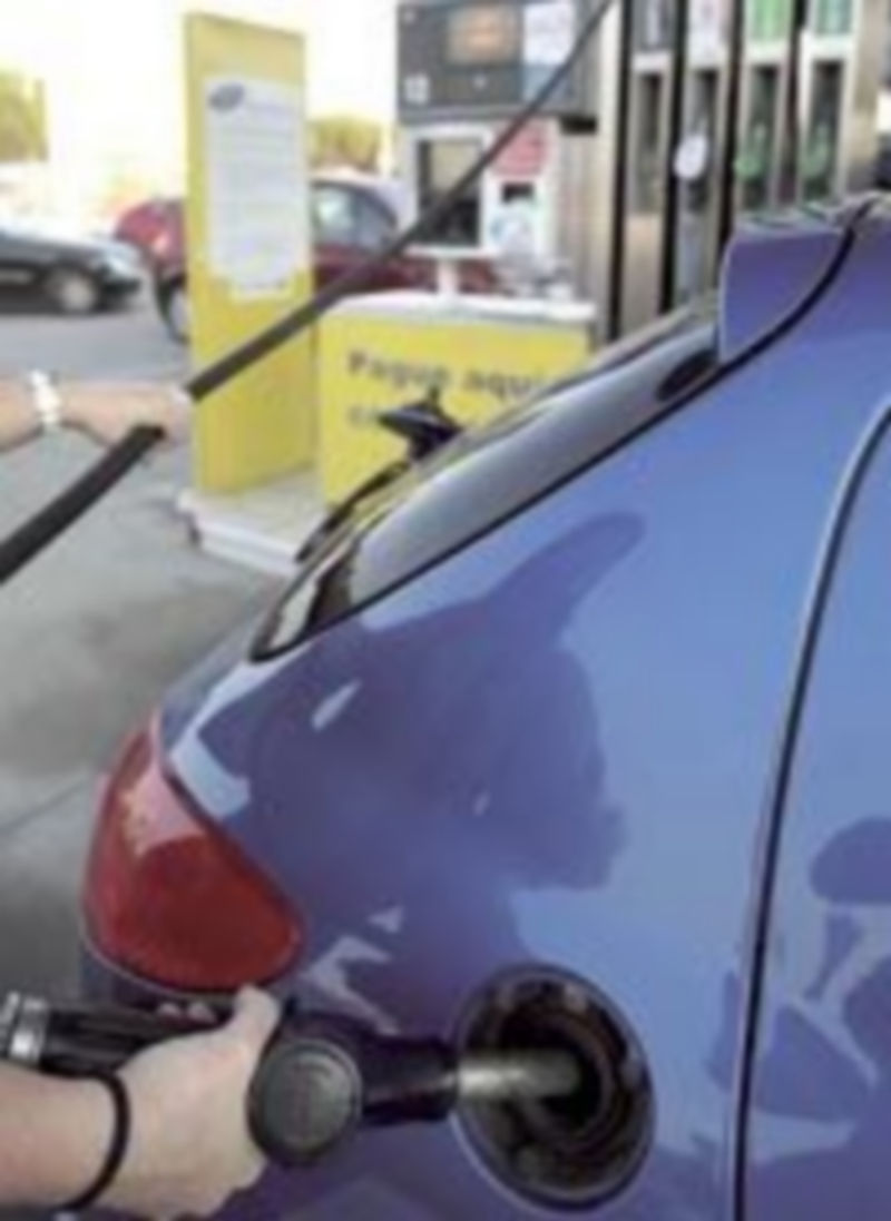 Una usuaria llena su depósito de combustible en una gasolinera. / ICAL