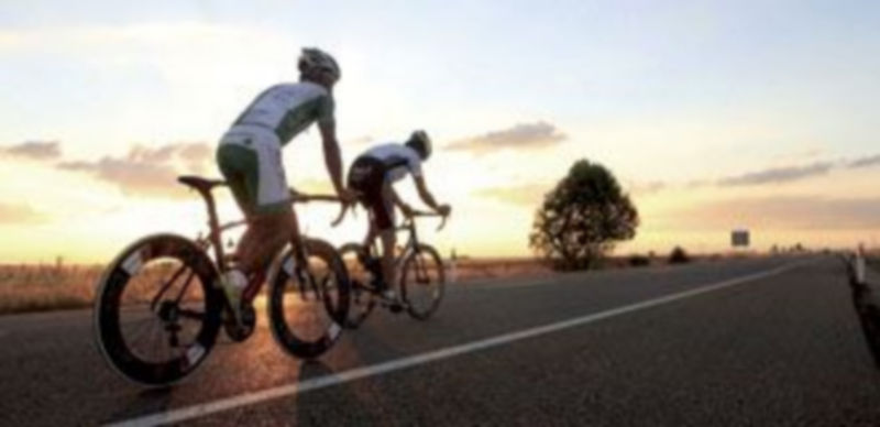 801 sonrisas 1 Ismael Alonso avanza hacia Mansilla de las Mulas (León) en su reto de alcanzar Santiago en 35 horas como homenaje a su amigo ‘Boti’