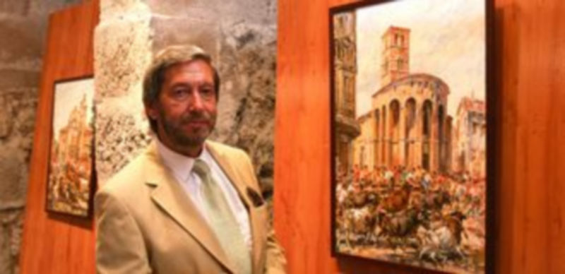 Lope Tablada Martín posando junto a uno de sus cuadros en una exposición anterior en la villa. / Gabriel Gómez