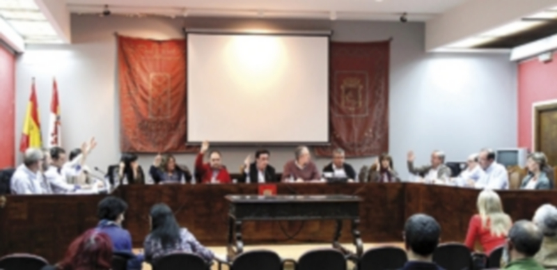 La oposición votó en contra de un presupuesto ‘sin inversiones’ 1 Concejales de los diferentes grupos municipales durante el desarrollo de un pleno anterior. / Gabriel Gómez