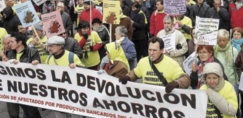 Manifestación en Salamanca de los afectados por las preferentes de Banco Ceiss hace unos meses. / Jesús Formigo (ICAL)
