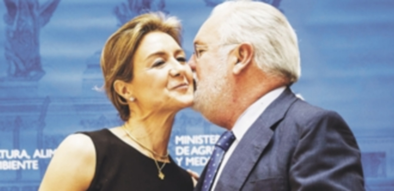 García Tejerina, suma y sigue 1 La vallisoletana recibió la cartera de su antecesor en Atocha. / Emilio Naranjo (Efe)