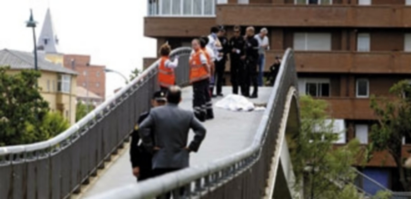 Isabel Carrasco fue abatida de dos disparon en el puente sobre el río Bernesga./ Ical