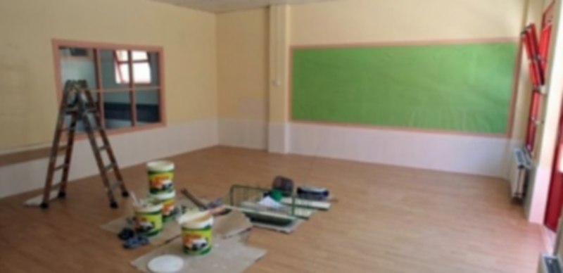 Realización de obras de pintura en un centro escolar. / Agencias
