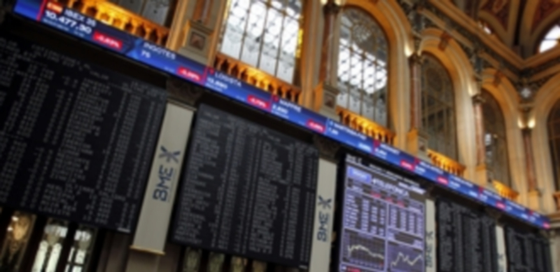 Paneles informativos con datos de cotizaciones de la Bolsa de Madrid. / Efe