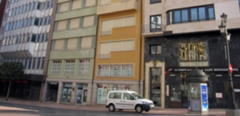 La región destinará 18,8 millones a ayudas para alquiler y rehabilitación 1 Un grupo de bloques de pisos de distinto diseño se alinean en una calle con varios locales comerciales. / EP