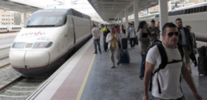 Un tren de Alta Velocidad a la entrada de una de las estaciones a las que da servicio con varios pasajeros bajando del convoy. / Europa Press