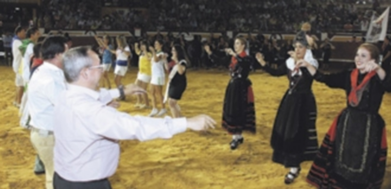 Las fiestas finalizaron con el tradicional desfile de peñas