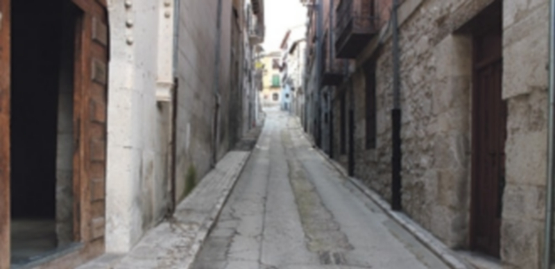 La calle La Morería se adoquinará y se reconstruirán los escalones de la parte izquierda./ Chantal Núñez