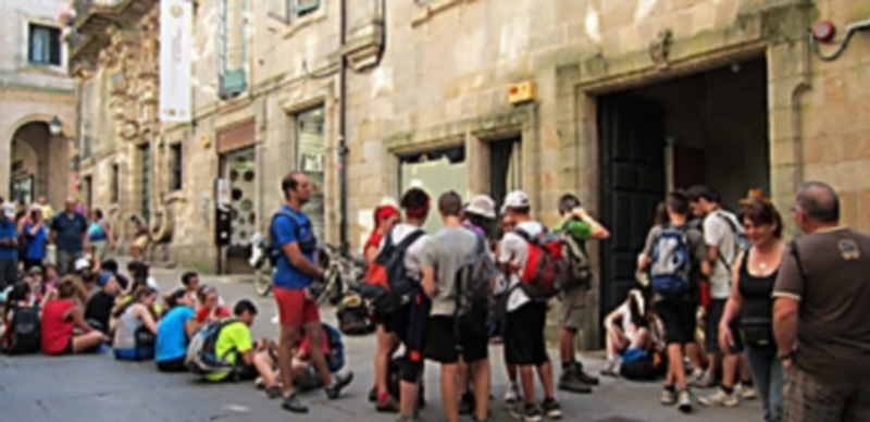 Cola de peregrinos a la espera de conseguir la credencial que acredita haber realizado el Camino de Santiago. / Europa Press