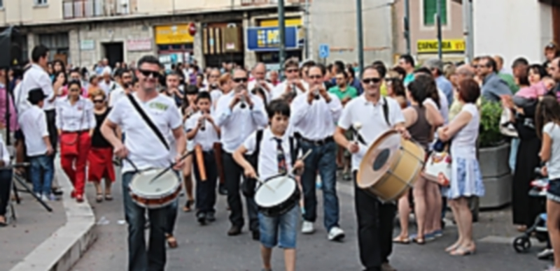 La Escuela celebró ayer el paseo musical por las calles de Cuéllar. / Chantal Núñez.